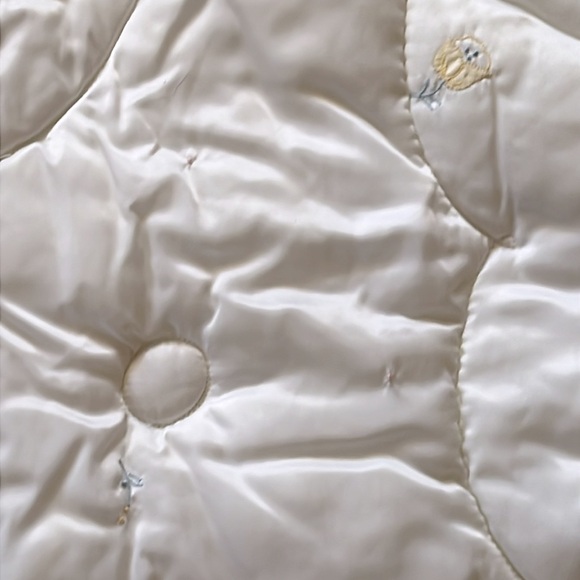 Vintage 1970s Elegant Cream Pastel Appliqué Embroidered Crib Quilt - Picture 5 of 7